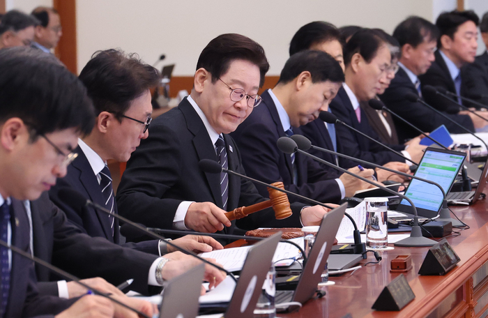 이재명 대통령이 10일 청와대에서 의사봉을 두드리며 국무회의 개회를 선언하고 있다. 연합뉴스.