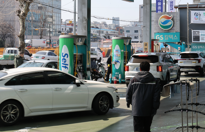 석유 최고가격제 시행을 앞두고 10일 서울 시내 휘발유 1800원 초반대 주유소에서 차량이 줄지어 주유를 기다리고 있다. 연합뉴스