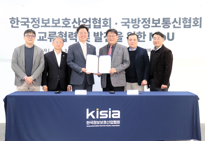 신인섭 국방정보통신협회장(오른쪽 세번째)과 김진수 KISIA 회장(〃네 번째)이 국방 분야 교류 협력 발전을 위한 MOU를 맺었다.