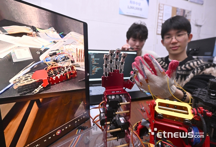 [포토] 대학가 로봇 열기...로봇팔 , 잘 움직여요~