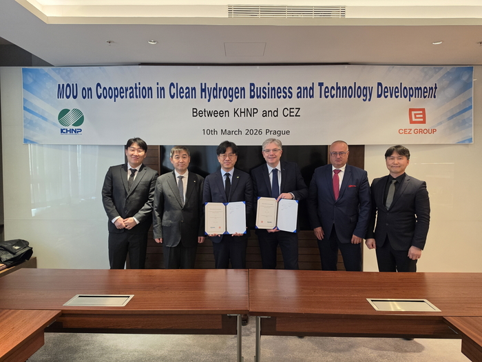 한수원이 10일 체코전력공사(CEZ)와 '청정수소 사업 및 기술개발 협력'을 위한 업무협약을 체결했다. 공영곤 한수원 수소융복합처장,  얀 시하 체코전력공사 혁신처장(왼쪽 세 번째부터)이 업무협약서를 교환하고 있다. 사진출처 한수원