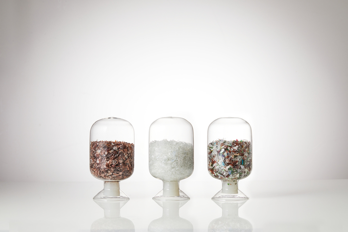 알엠이 생산한 식품용·단섬유용 재생 페트 플레이크(PET Flake). 사진 출처 : 알엠