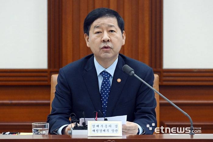구윤철 부총리 겸 재정경제부 장관이 11일 서울 종로구 정부서울청사에서 열린 비상경제장관회의에서 모두발언을 하고 있다. 구 부총리는 “중동상황이 민생과 경제·산업에 미칠 영향을 최소화할 수 있도록 추경을 포함한 가능한 모든 정책 수단을 활용해 충분한 지원을 추진하겠다”고 밝혔다. 이동근기자 foto@etnews.com