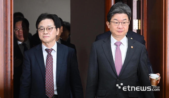 [포토] 비상경제장관회의 참석하는 김정관-이억원