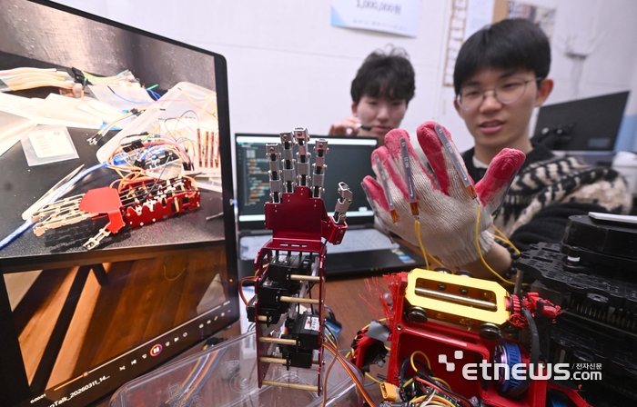 [포토] 공대생 관심 속 로봇 동아리 인기
