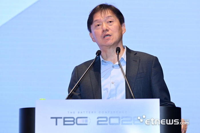 국내 최대 배터리 전시회 '인터배터리 2026'이 산업통상부 주최로 11일 서울 강남구 코엑스에서 열렸다. 제15회 더배터리컨퍼런스에서 주용락 삼성SDI 연구소장이 '새로운 시대를 여는 배터리 혁신과 차세대 응용 기술'을 주제로 발표하고 있다. 김민수기자 mskim@etnews.com