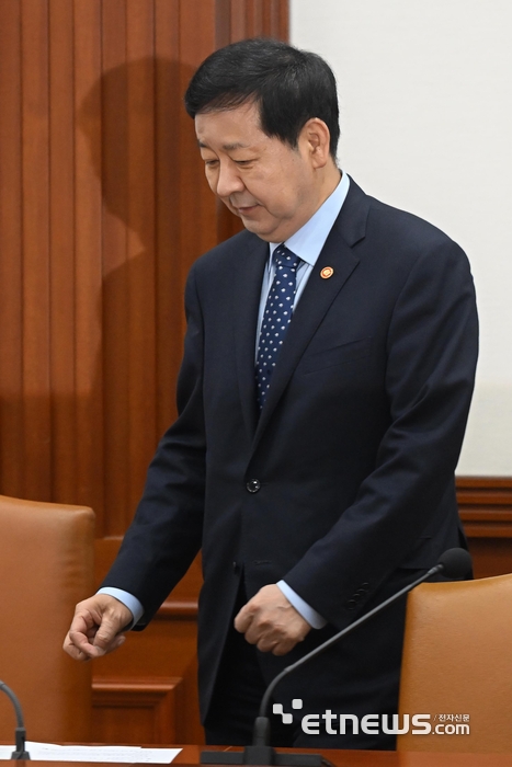 [포토] 비상경제장관회의 참석하는 구윤철 부총리