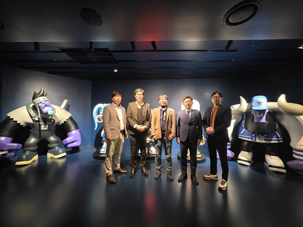 △라이이엇 게임즈 종로구 LOL PARK 협상후 전시공간 기념촬영. 사진 왼쪽부터 협회 임수택 회장과 최완순 중앙감사, 조합 남궁영홍 이사장과 정대준 총괄이사, 라이엇게임즈 이충현 총괄.
