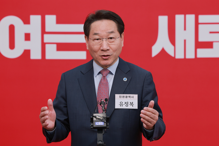 6·3 지방선거 인천시장에 도전하는 유정복 인천시장이 11일 서울 영등포구 여의도 국민의힘 중앙당사에서 열린 광역단체장 후보 면접을 마치고 취재진 질문에 답하고 있다. 연합뉴스