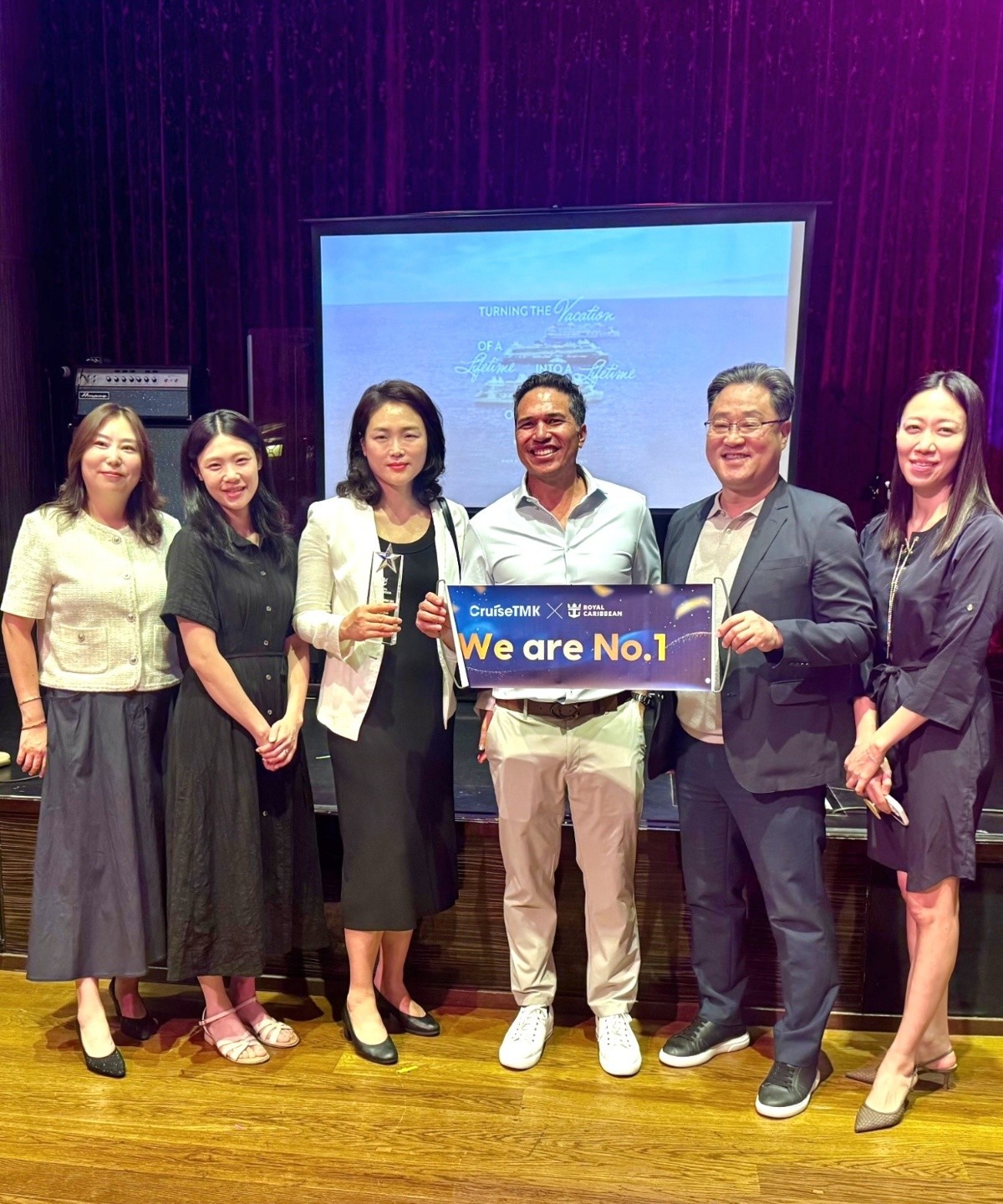 사진= (왼쪽 네 번째부터) 로얄캐리비안크루즈 아시아태평양 지사 채드 그로스페(Chad Grospe) 부사장, 투어마케팅코리아 이재명 대표이사, (가장 오른쪽) 로얄캐리비안크루즈 한국 담당 문 김(Moon Kim) 매니저