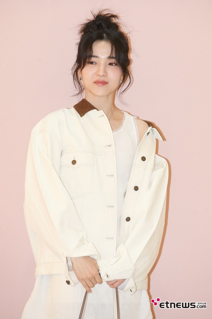 [ET포토] 김태리, '흘러 내리는 자켓'