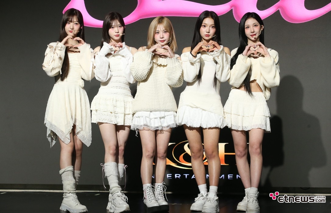 [ET포토] 에스투잇, '하트 엔젤'