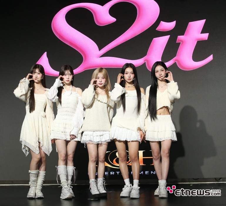 [ET포토] 에스투잇, '봄을 재촉하는 볼 하트'