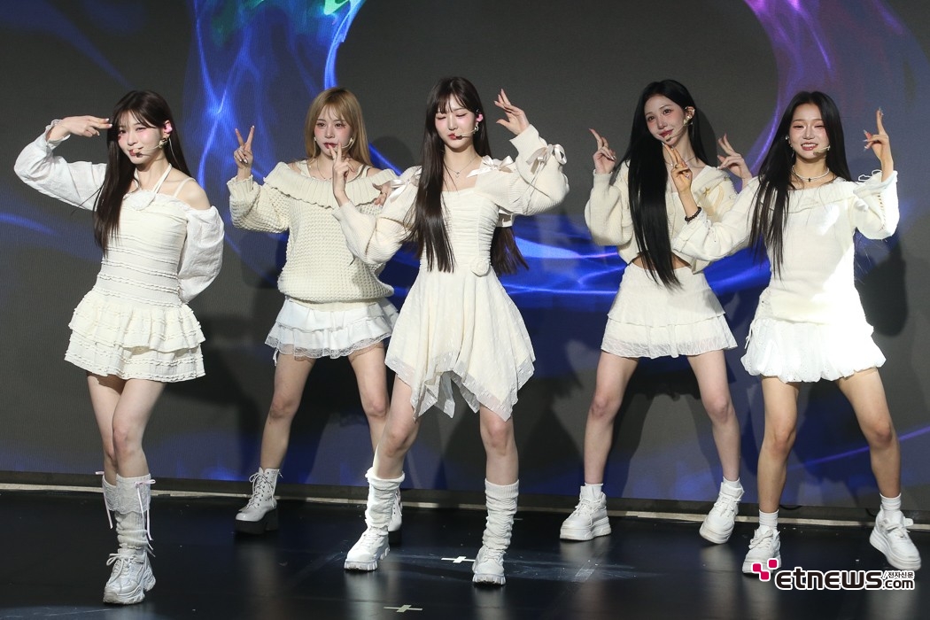 [ET포토] 에스투잇, '데뷔곡 왓 아이 원트 첫 무대'