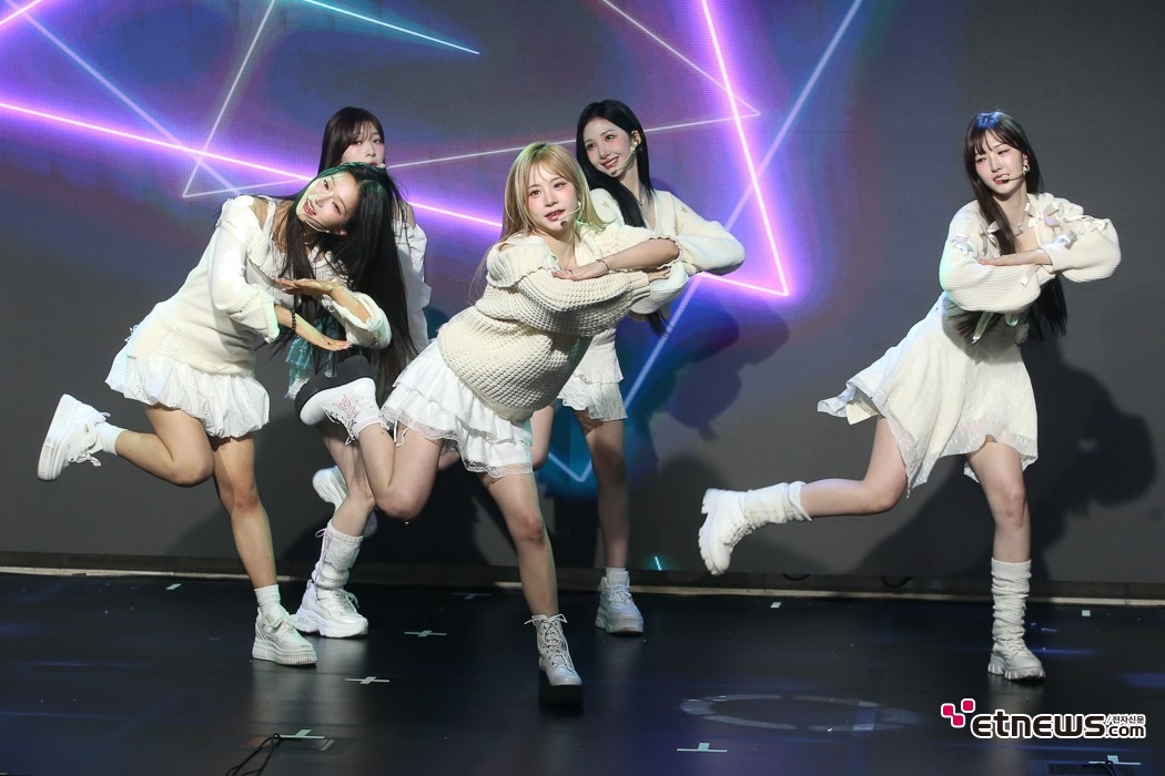 [ET포토] 에스투잇, '귀엽게 폴짝'