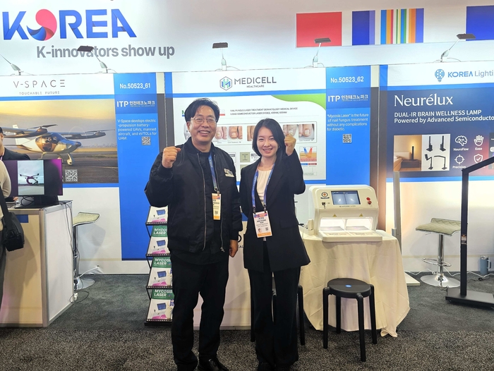 메디셀헬스케어 관계자들이 지난 1월 미국 라스베이거스에서 열린 CES 2026 전시회에서 기업 부스를 운영하며 해외시장 진출을 위한 홍보 활동을 진행하고 있다. (사진=유타대 아시아캠퍼스)