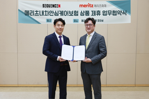 6일 강남구 메리츠타워에서 최원준 메리츠화재 기업보험총괄(오른쪽)과 김세중 시퀀스엔 이사가 업무협약 기념촬영을 하고 있다.(사진=메리츠화재)