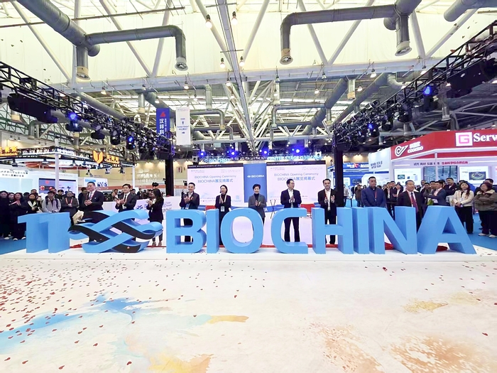 12일(현지시간) 중국 쑤저우 국제엑스포센터에서 열린 바이오 차이나 2026 개막식에서 노연홍 한국제약바이오협회장(왼쪽 두 번째)이 한국 대표로 기념촬영했다.(사진=한국제약바이오협회)