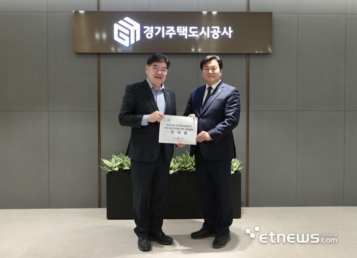 임병택 시흥시장(오른쪽)과 김용진 GH사장이 10일 광명·시흥 도시첨단산업단지 조성을 위해 공동협력하기로 하고 기념 촬영했다.