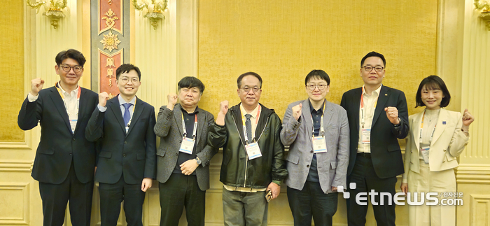 미국 라스베이거스에서 개최한 전자신문의 HIMSS 2026 현장 좌담회에서 참석자들이 기념촬영했다. (사진 왼쪽부터) 차원철 삼성서울병원 교수, 정세영 분당서울대병원 교수, 박홍석 고려대의료원 교수, 황희 카카오헬스케어 대표, 이형철 서울대병원 교수, 서훈교 대상웰라이프 대표, 김지혜 힘스 한국지사장. (사진=배옥진)