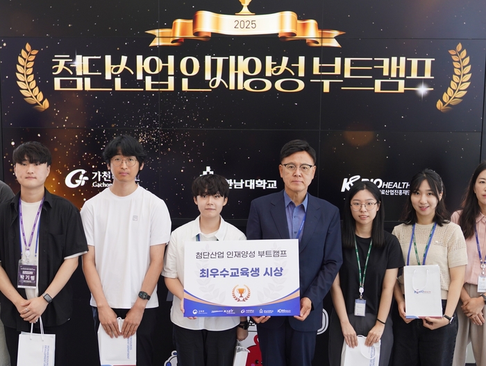 첨단인재양성 부트캠프 운영에 참가한 이명수 이사장