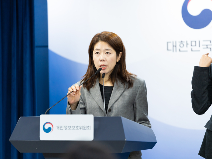 윤여진 개인정보보호위원회 조사1과장이 12일 오전 정부서울청사에서 제4회 전체회의 안건인 '개인정보 보호법규 위반 롯데카드 제재'관련 브리핑을 진행하고 있다.