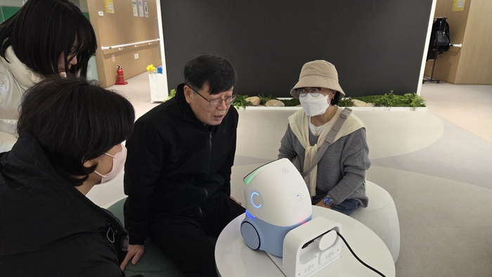 11일 개관한 '서울디지털동행플라자 동대문센터'에서 시민들이 정서로봇과 대화하는 모습. (서울시 제공)