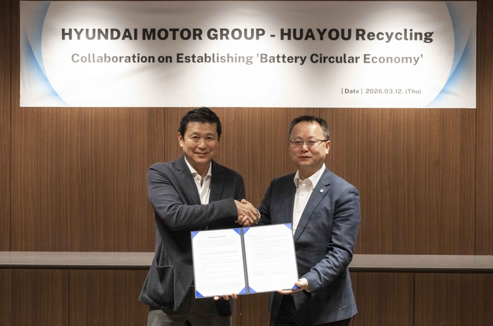정호근 현대차그룹 미래전략본부장 부사장(왼쪽)과 바오 웨이 화유리사이클 대표가 '인도네시아 EV 배터리 순환 경제 구축을 위한 업무협약(MOU)'을 체결했다.