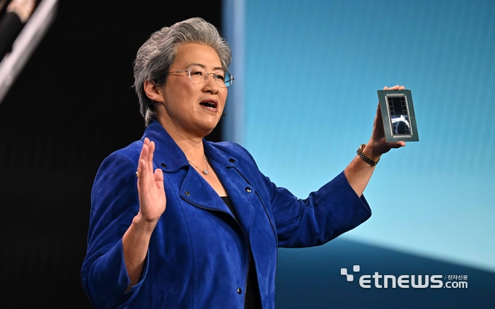 세계 최대 가전·정보기술(IT) 전시회 CES 2026이 열렸던 미국 네바다주 라스베이거스 베네시안호텔에서 리사 수 AMD CEO가 기조연설 중 AI가속기 'MI455X'를 공개하는 모습 / 라스베이거스=이동근기자 foto@etnews.com