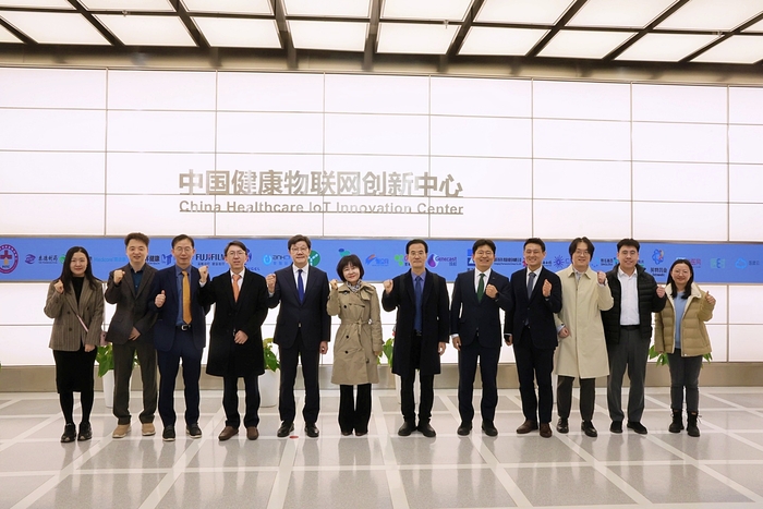 (왼쪽 네 번째부터)임강섭 보건복지부 제약바이오산업과장, 노연홍 한국제약바이오협회장, 이행신 한국보건산업진흥원 산업진흥본부장 11일(현지시간) 중국 우시 혁신허브 캠퍼스에서 현지 관계자들과 기념촬영했다.(사진=한국보건산업진흥원)