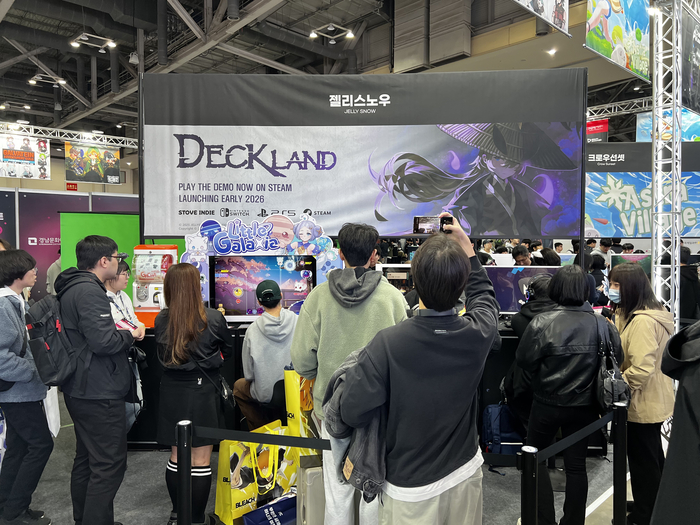 경남글로벌게임센터 지원 게임 '덱랜드' 홍보부스.