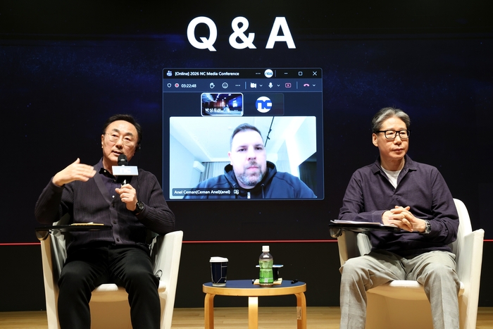 (왼쪽부터) 박병무 엔씨소프트 공동대표와 아넬 체만 센터장(화면), 홍원준 CFO