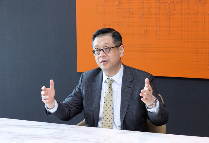 [人사이트]손도일 율촌 경영대표 “게임 규제 부담 완화해야... AI 경쟁 시대 대비 필요”