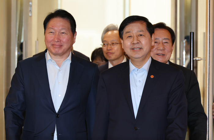 12일 서울 중구 대한상공회의소에서 열린 기업혁신 지원 민관협의체 킥오프회의에 구윤철 부총리 겸 재정경제부 장관과 최태원 대한상공회의소 회장이 입장하고 있다. 2026.3.12 연합뉴스