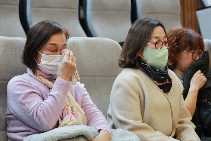 지난 3월 12일 국회에서 열린 3월 임시국회 본회의에서 가습기살균제 피해구제를 위한 특별법 전부개정법률안(대안)이 통과된 뒤 방청석에 앉은 피해자 유가족이 눈물을 흘리고 있다. 연합뉴스.