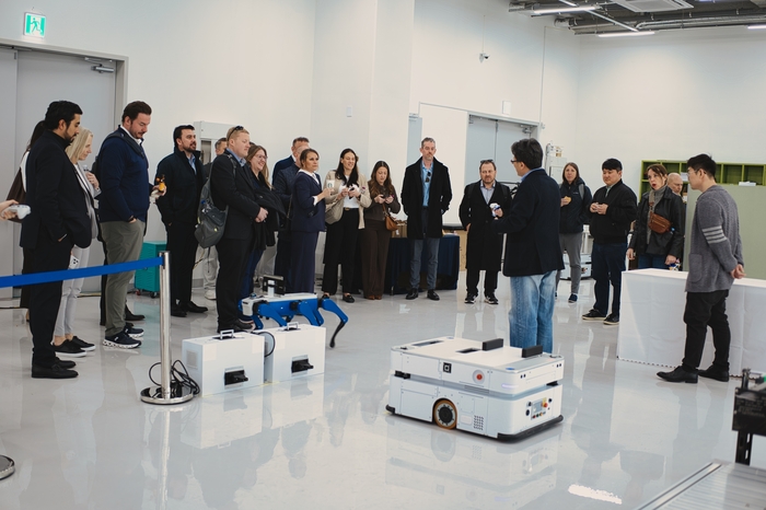 美 애리조나주립대 최고경영자과정 방문단, 피지컬 AI 기업 '랩투마켓' 제조시설 방문