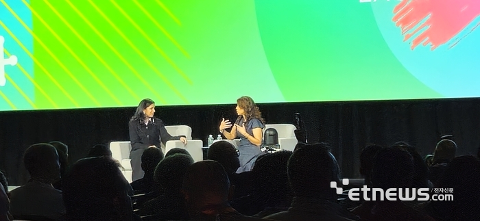 섬벌 데사이(Sumbul Desai) 애플 헬스·피트니스 담당 부사장이 12일(현지시간) 미국 라스베이거스에서 열린 세계 최대 의료 AI 컨퍼런스 HIMSS 2026에서 대담 형식의 기조연설을 하고 있다. (사진=배옥진)