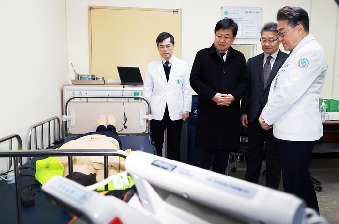 지난달 9일 최교진 교육부 장관이 충북대 의과대학을 방문해 현장을 살펴보고 있다. (사진=교육부)