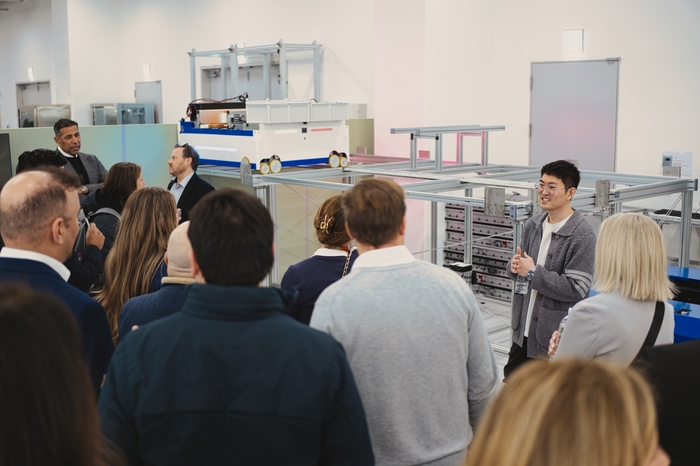 미국 애리조나주립대학교(Arizona State University) 최고경영자 과정(Executive MBA) 학생들이 12일 피지컬 AI 시스템 개발기업 랩투마켓 신규 제조시설을 방문해 첨단 제조 및 물류 자동화 기술을 체험하고 있다.