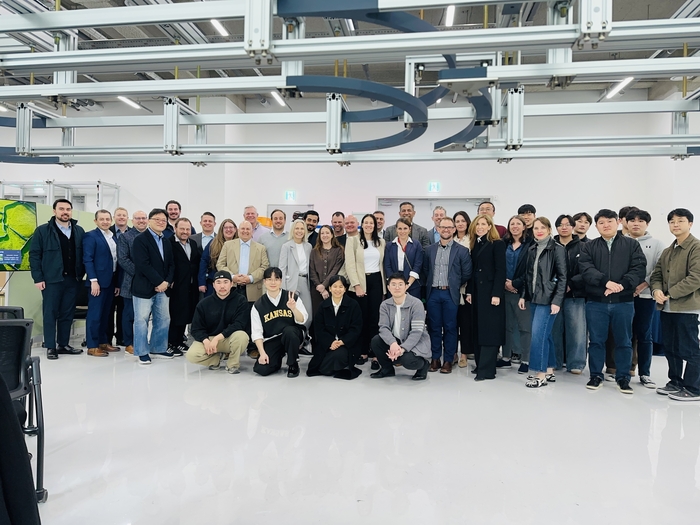 미국 애리조나주립대학교(Arizona State University) 최고경영자 과정(Executive MBA) 학생들이 12일 피지컬 AI 시스템 개발기업 랩투마켓 신규 제조시설을 방문했다.