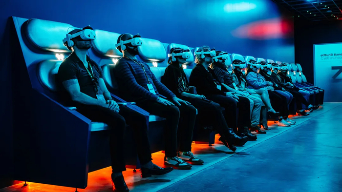 '인터스텔라 아크'에서 VR 체험하는 사람들 / Interstellar Arc