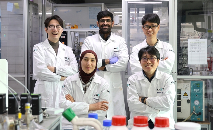 포도당으로부터 세제·의약품 원료인 '글루콘산', 감미료·화장품 원료인 '소르비톨'을 한번에 생산하는 특수 촉매 기술을 개발한 한국화학연구원 연구진.