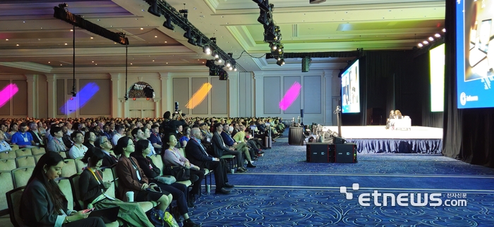 섬벌 데사이(Sumbul Desai) 애플 헬스·피트니스 담당 부사장이 12일(현지시간) 미국 라스베이거스에서 열린 세계 최대 의료 AI 컨퍼런스 HIMSS 2026에서 대담 형식의 기조연설을 하고 있다. (사진=배옥진)