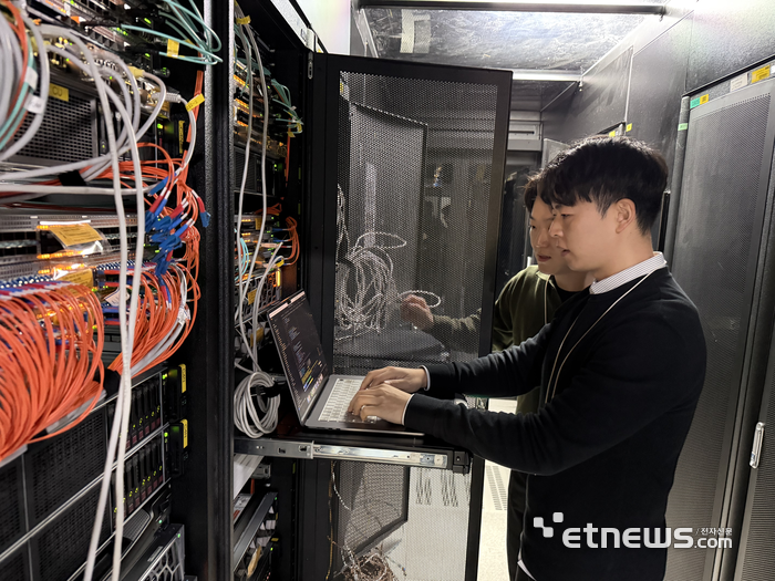 KT 관계자들이 서울시 우면동 KT연구개발센터에서 AIONet 플랫폼을 이용해 네트워크 이상 유무를 점검하고 있다.