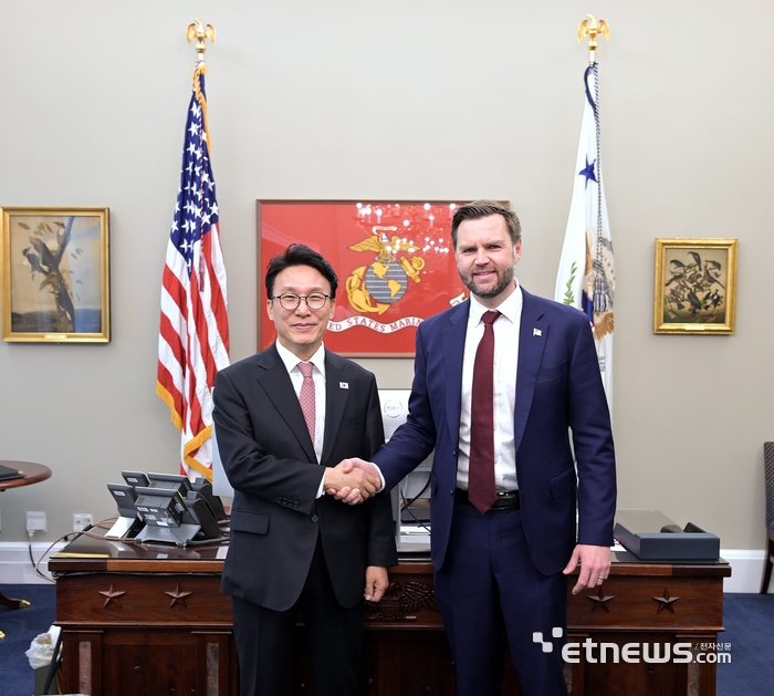 김민석 국무총리와 JD 밴스 미국 부통령이 12일(현지시간) 워싱턴DC 백악관에서 만나 악수하고 있다. 주미한국대사관 제공