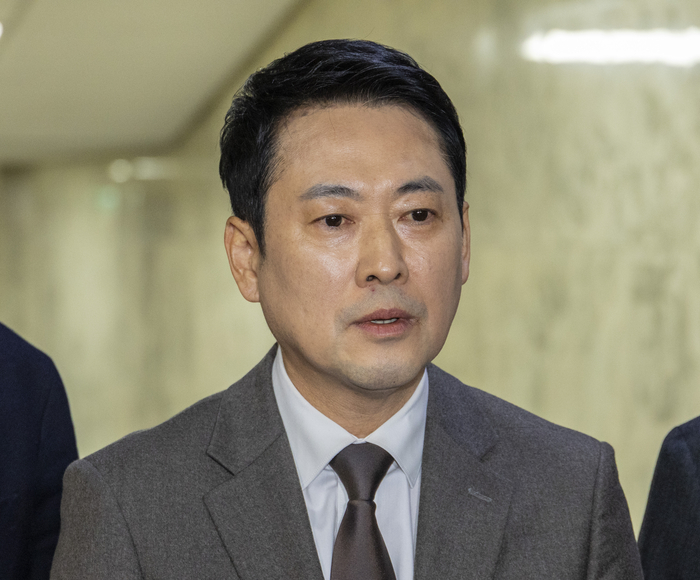 국민의힘 장동혁 대표가 13일 국회에서 취재진과 인터뷰를 하고 있다. 연합뉴스