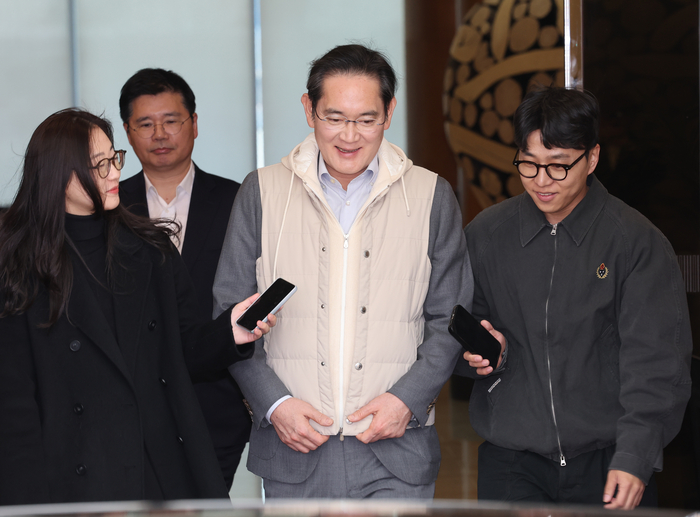 (서울=연합뉴스) 서명곤 기자 = 유럽 출장 일정을 마친 이재용 삼성전자 회장이 13일 서울 강서구 서울김포비즈니스항공센터(SGBAC)를 통해 귀국하고 있다. 2026.3.13
     seephoto@yna.co.kr