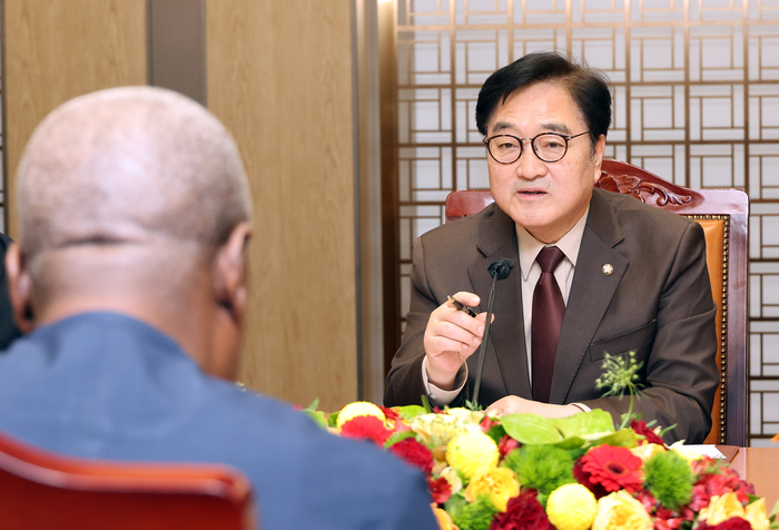 우원식 국회의장이 13일 국회를 방문한 존 마하마 가나 대통령과 회담하고 있다. 연합뉴스