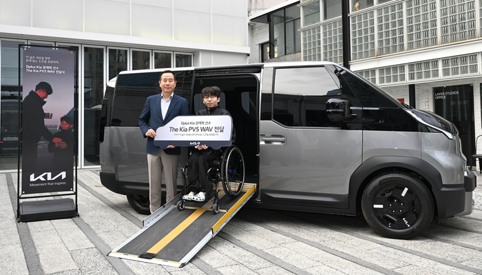 기아, DK 권재혁 선수에 '더 기아 PV5 WAV' 전달