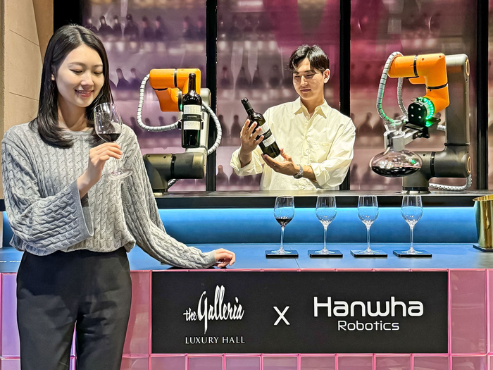 소믈리에의 모션을 학습해 브리딩을 하고 있는 로보틱스 협동로봇